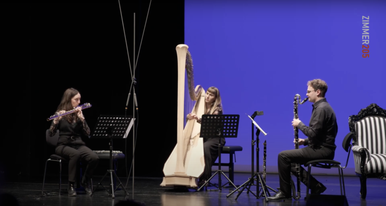 Trio Ventaglio vor blauem Hintergrund